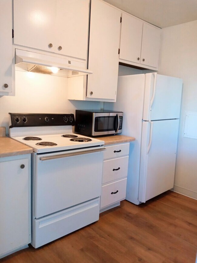 Building Photo - Ground Floor 2bd Condo With On-site Laundr...