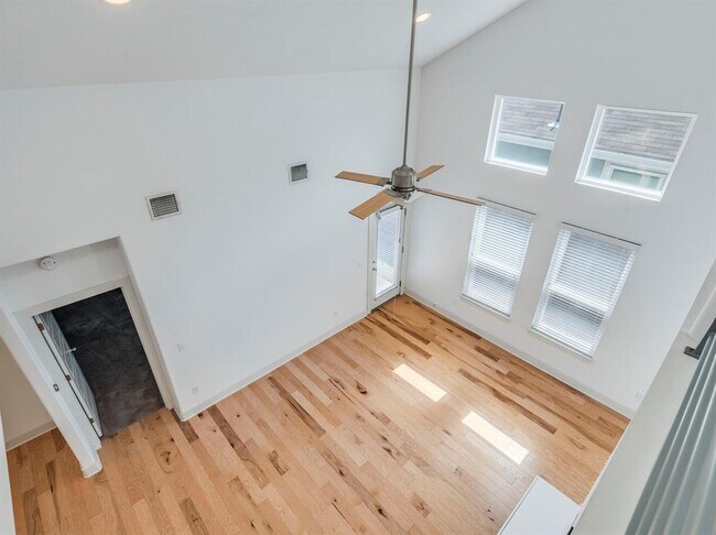 Building Photo - 2309 Hermia St