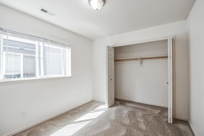 Building Photo - 1050 SE Alika Ave