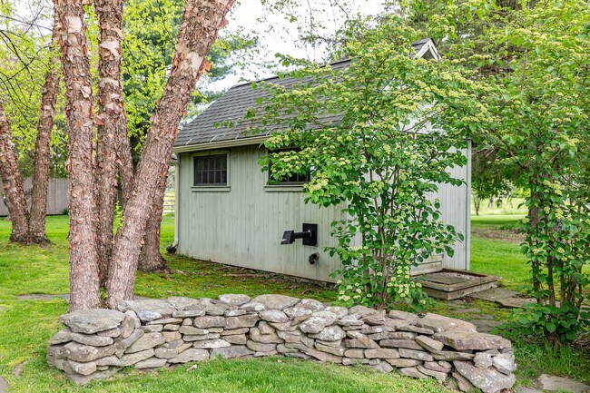 Building Photo - 17 Rhynus Rd