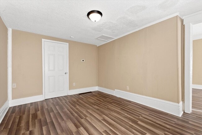 Building Photo - One Bedroom One Bath Unit Available for Im...