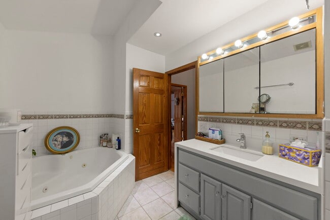 Building Photo - 5910 W Roscoe St