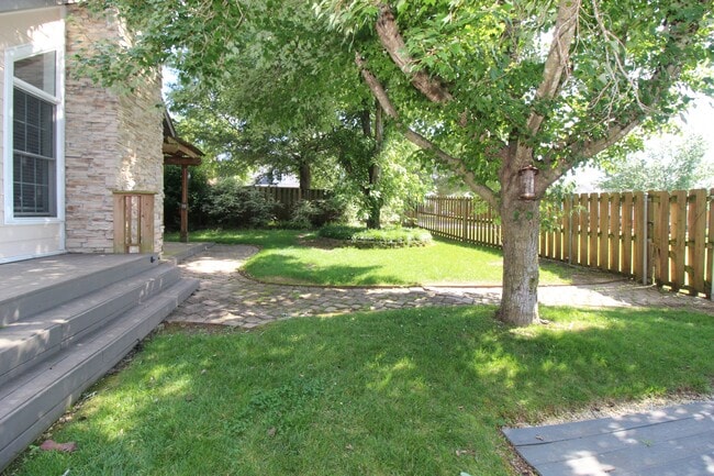 Building Photo - 1401 NE Dysart Woods Ln