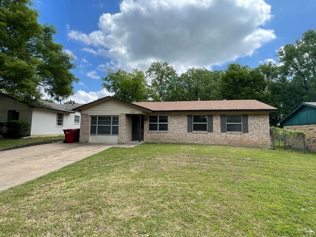 Building Photo - 1338 McCall St