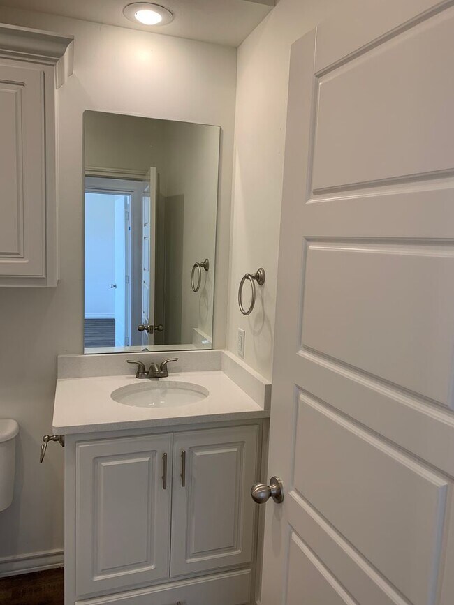 Building Photo - Beautiful brand new!! All the bells and whistles .