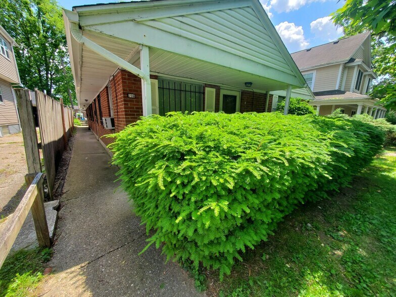 Building Front - 706 N Broadway St