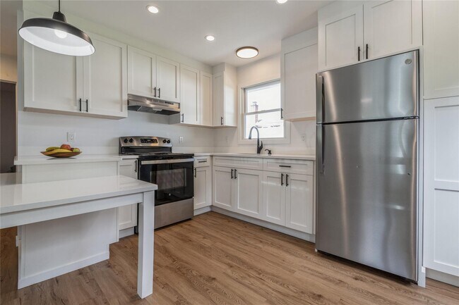 Building Photo - 325 Montauk Hwy