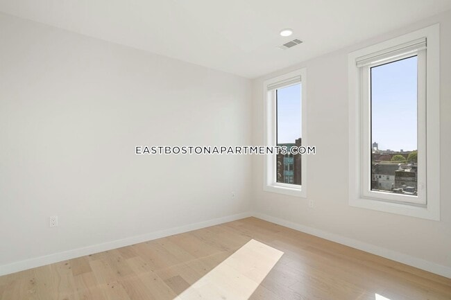 Building Photo - 194 Sumner St