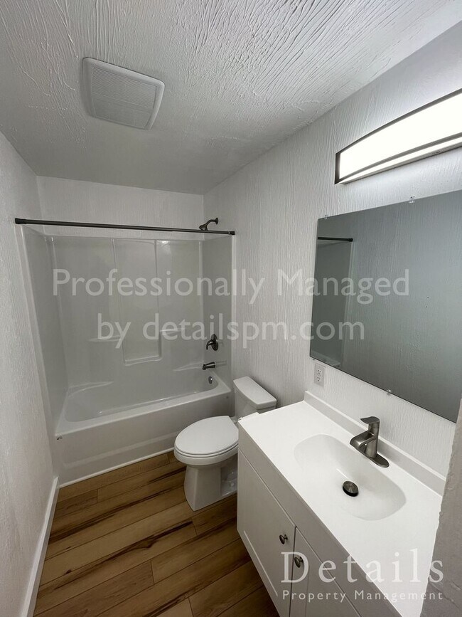 Building Photo - 116 Oak St