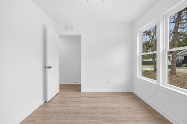 Building Photo - 964 W 9th St