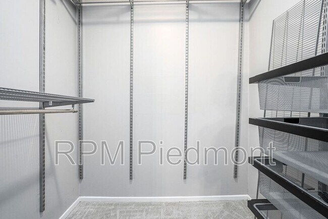 Building Photo - 6820 Glenridge Dr