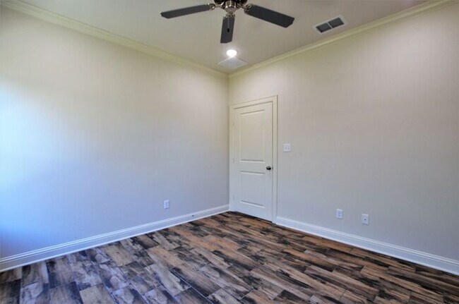 Building Photo - 3/2/2 in Whitehouse ISD!!