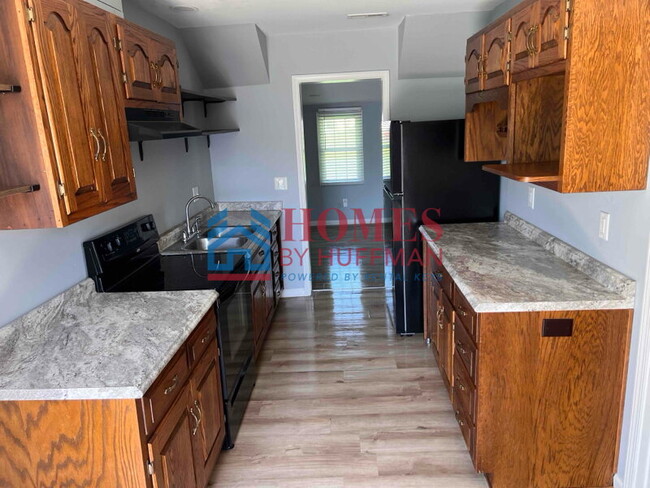 Building Photo - Three Bedroom House | Off Diamond Avenue