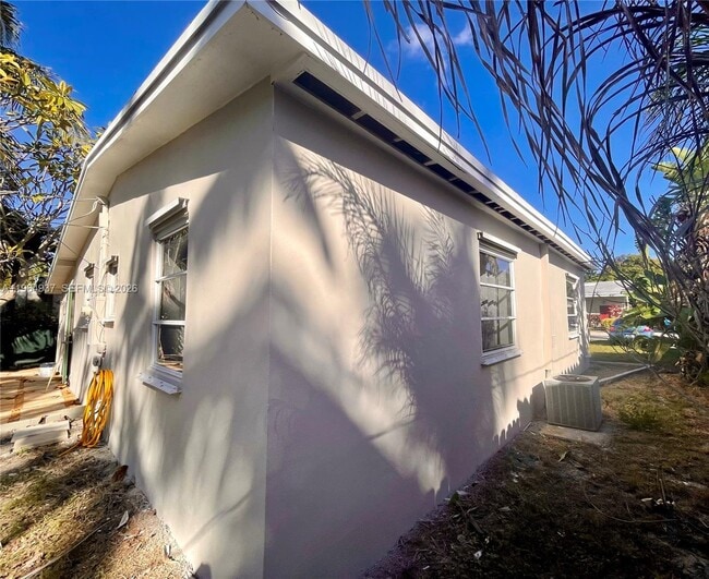 Building Photo - 1329 NE 16th Ave