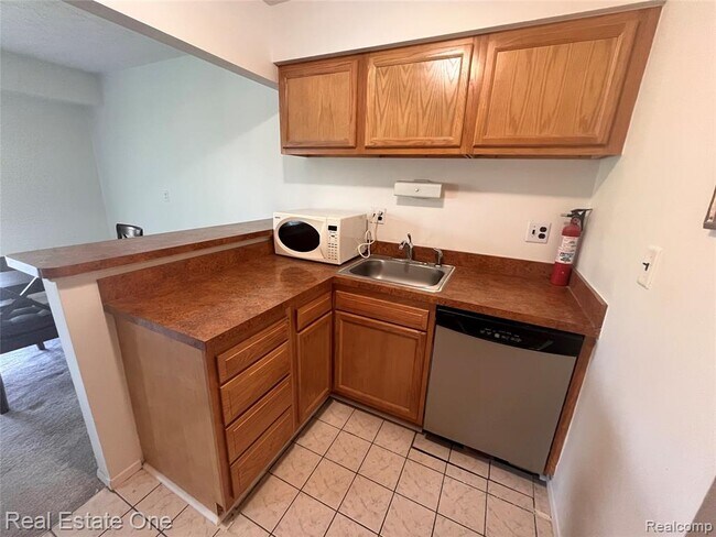 Building Photo - 1653 Riverside Dr