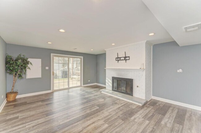 Building Photo - 585 Cambridge Way