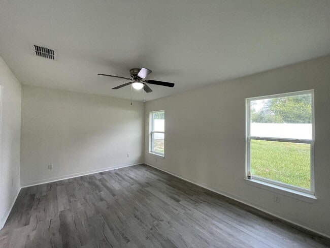 Building Photo - Move-In Ready! Beautiful 3BR/2BA with New Flooring & Fresh Paint