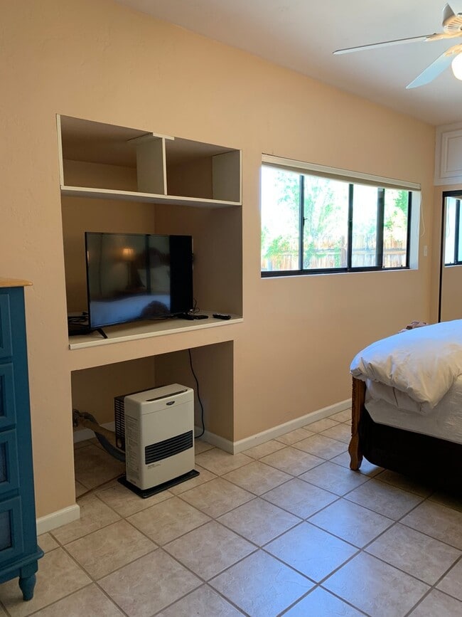 Building Photo - Studio