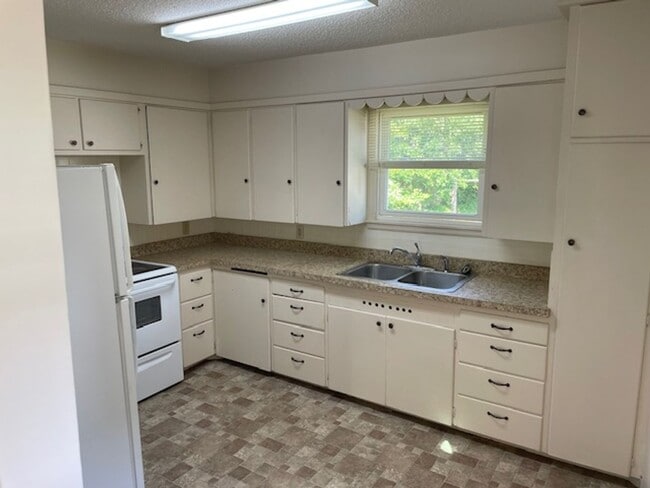 Building Photo - Spacious 4 bedroom house
