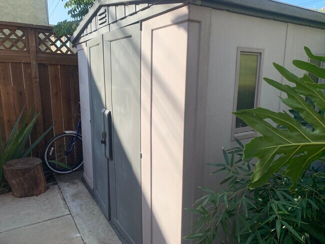 Storage unit - 3728 E 5th St