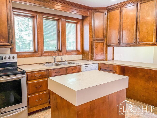 Building Photo - 1228 Forest Acres Dr