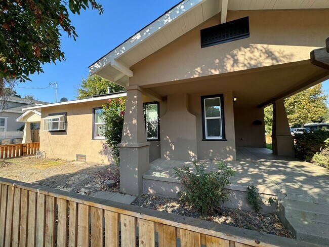Building Photo - 498 Johnston St