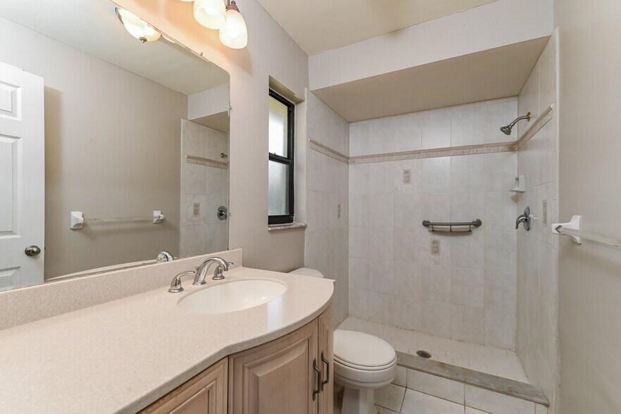 Building Photo - 1705 SE 8th Terrace