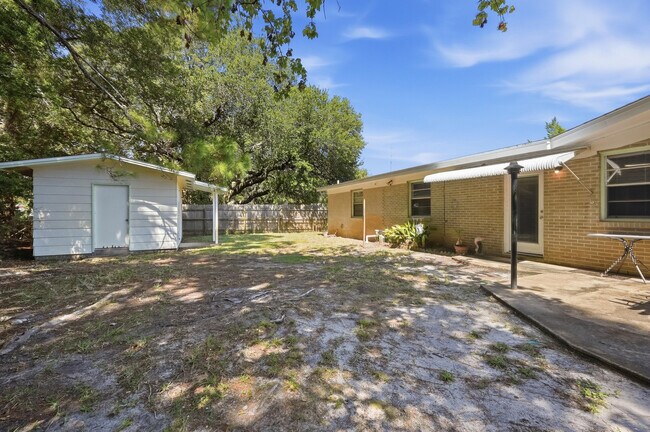 Building Photo - 338 Coral Dr SW