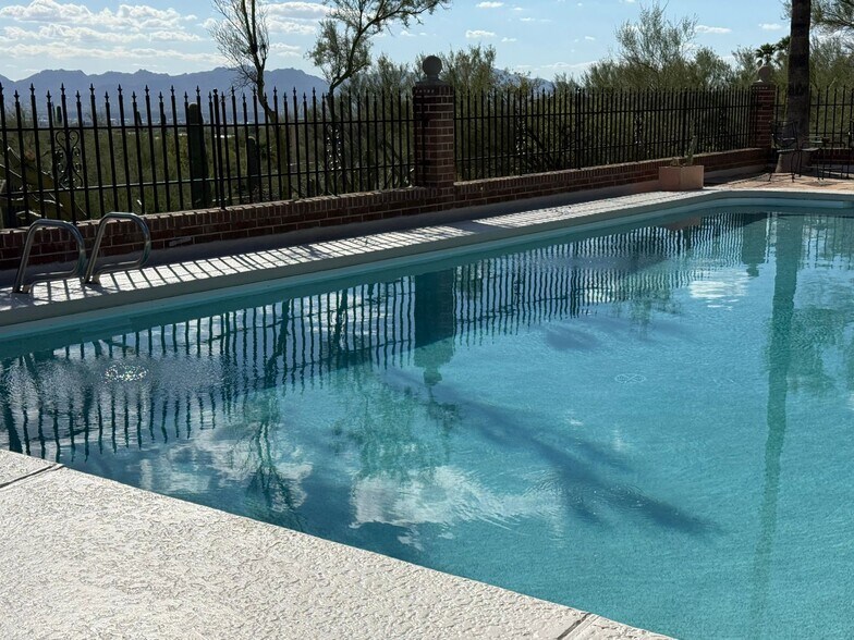 Building Photo - 1402 E Big Rock Rd