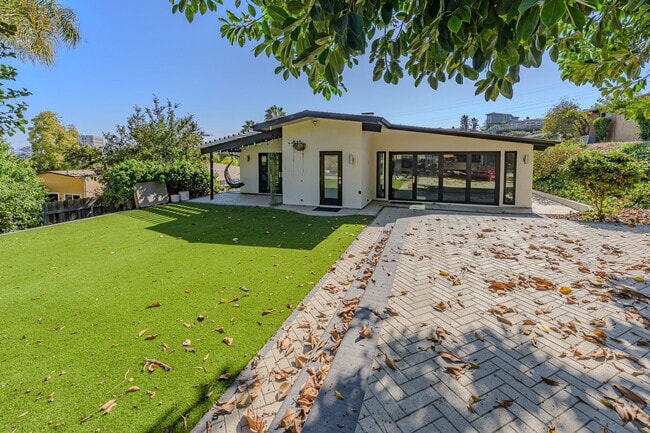 Building Photo - Luxurious Modern Living in the Heart of San Diego with Solar!