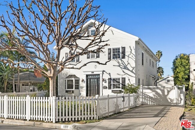 Primary Photo - 11217 Kling St