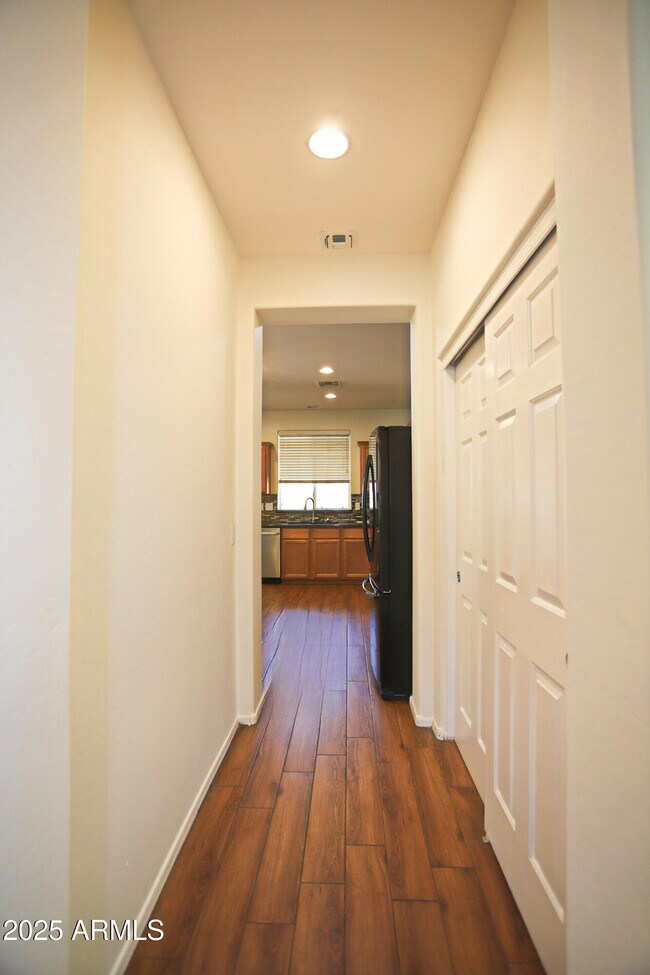 Building Photo - 1090 W Caroline Ln