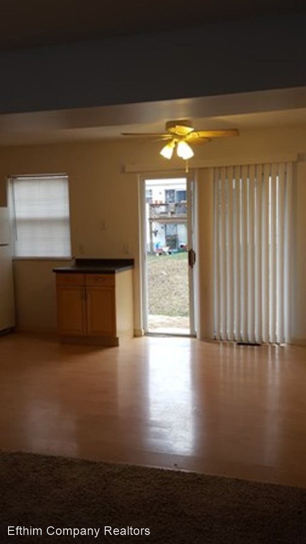 Building Photo - 2 br, 1 bath House - 97 Woodlake Ct. Unit E