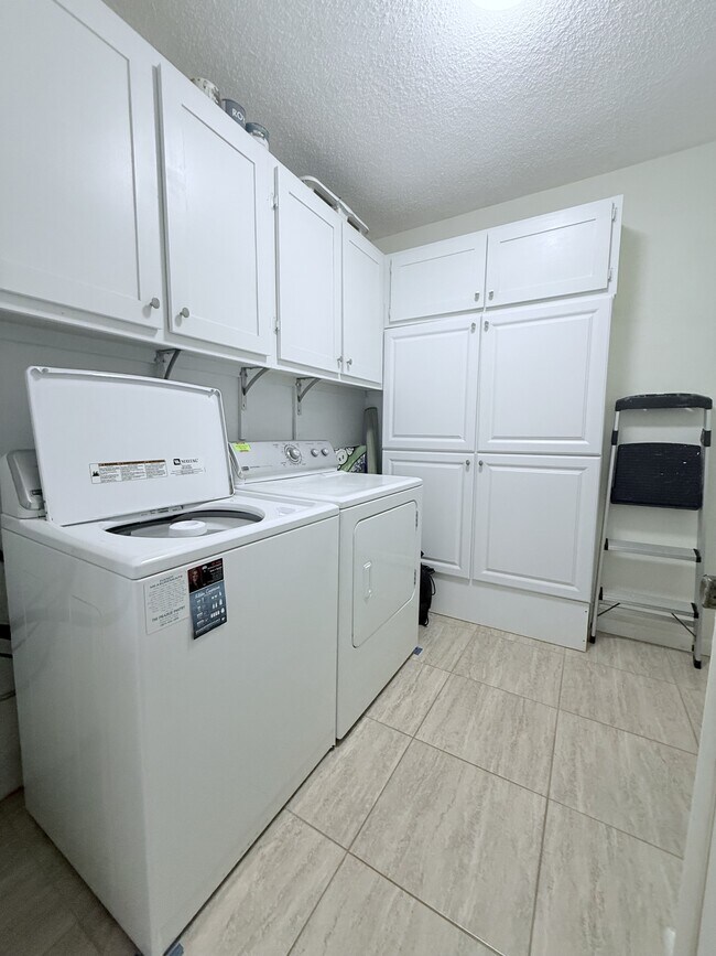 Building Photo - 5650-5A1A A1A S