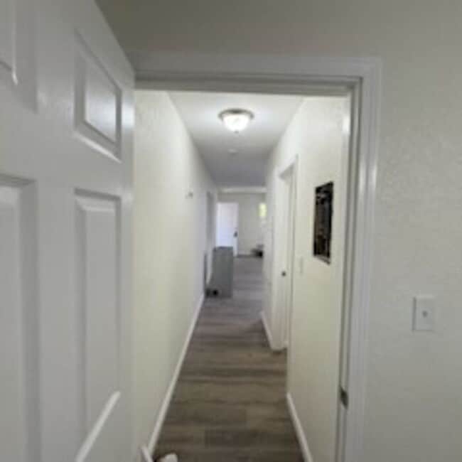 Building Photo - Beautiful newly remodeled 2/1 apartment!