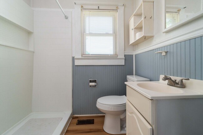 Building Photo - Convenient Hwy. 55 Location – Charming 2BR with Large Yard