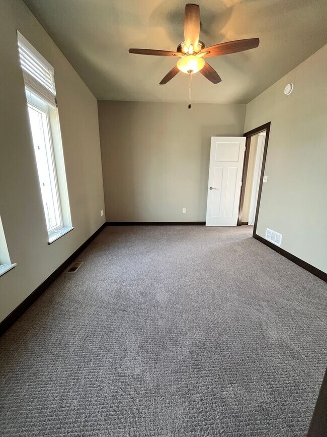 Building Photo - 3 Bed/2.5 Bath Townhome in Downtown Sioux Falls!!