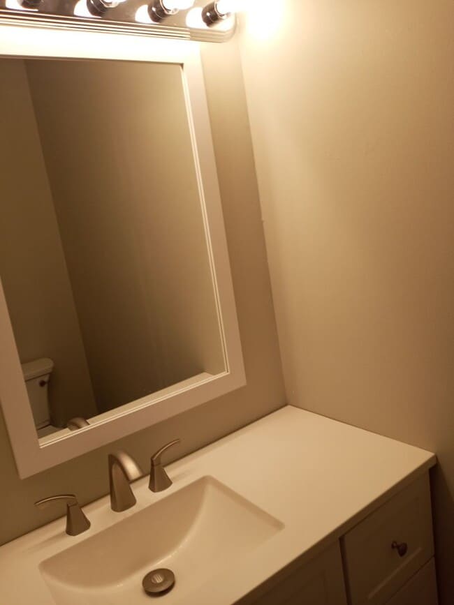 Building Photo - 2 bed 1.5 bath condo for rent