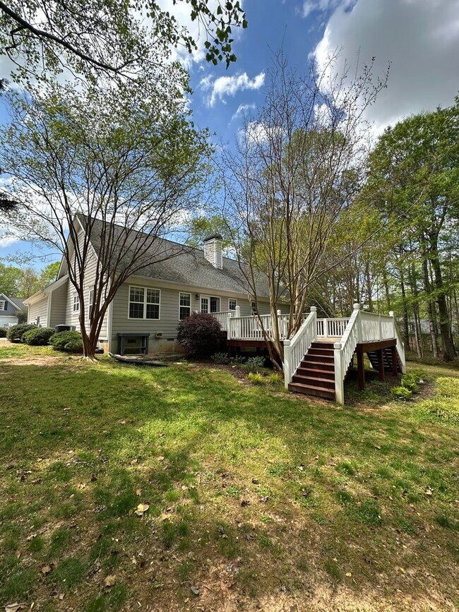 Building Photo - Move-In ready 3-bedroom 2-bathroom house on the Eastside