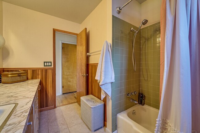 Building Photo - 4 bed, 2 bath Ranch Home near City Park W/ Finished Bsmt & Fenced Yard!