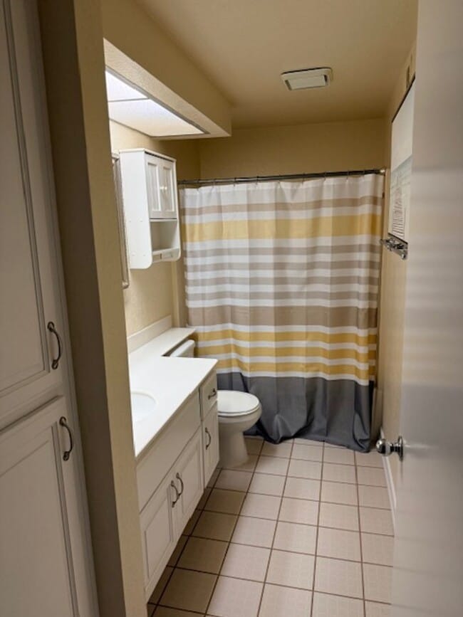 Building Photo - Ground Floor 2bed Condo w/ attached garage