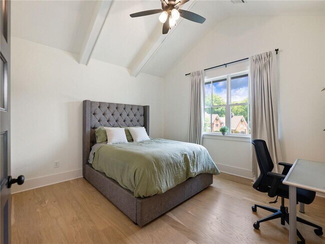 Building Photo - 566 Versailles Dr
