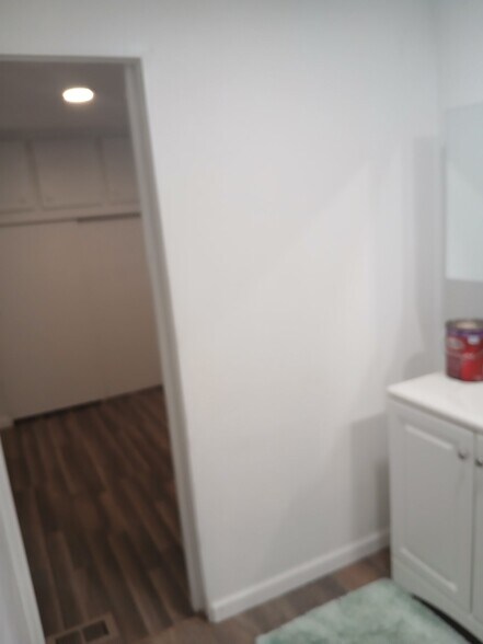 Building Photo - 2505 E Bay Dr