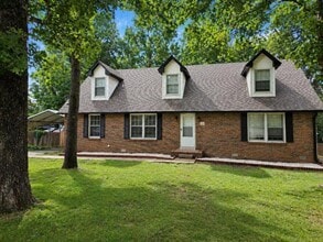 Building Photo - MOVE-IN SPECIAL!! $500 OFF First Month