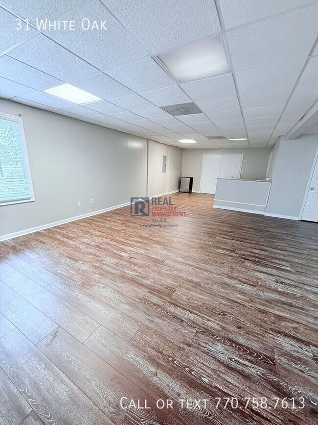 Building Photo - 31 White Oak Dr SE