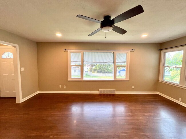 Building Photo - Centrally Located Single Famliy Home!