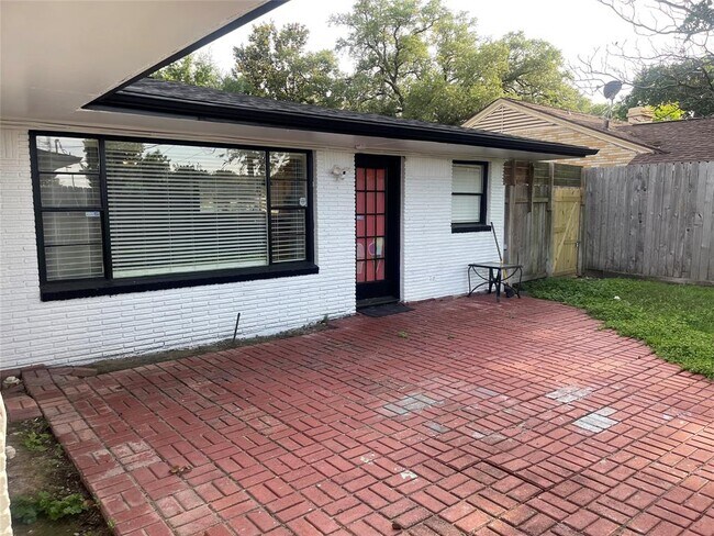 Building Photo - 9602 Val Verde St