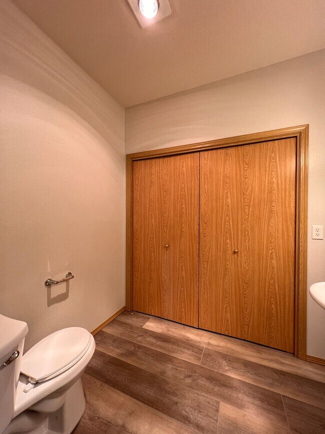 Building Photo - MOVE IN SPECIAL!! Beautifully Remodeled Ho...