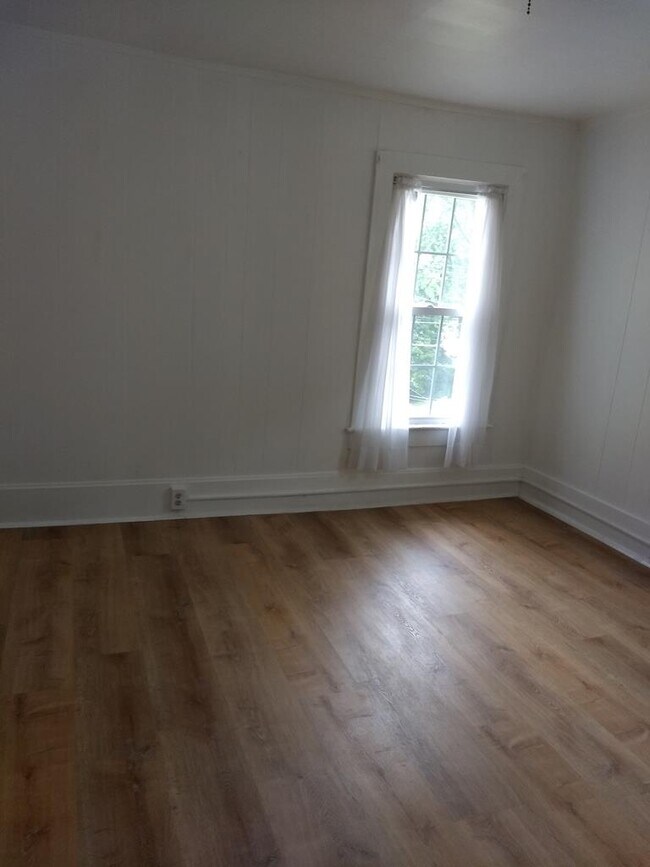 Building Photo - 118-120 W 6th St