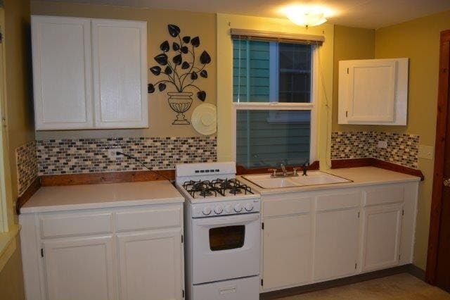 Building Photo - CUTE, COZY CABIN , 1 bedroom studio detached house